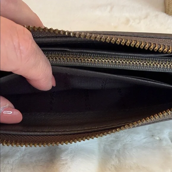 Marc By Marc Jacobs Black Wallet with Gold Plate - Picture 14 of 15